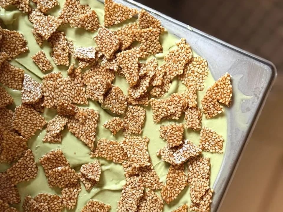 sorvete de matcha e crocante de gergelim